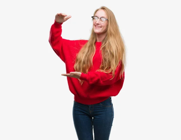 Blonde Teenager Frau Rotem Pullover Gestikuliert Mit Händen Die Große — Stockfoto