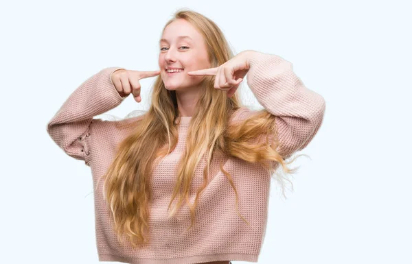 Блондинка Підліток Жінка Рожевому Светрі Посміхається Впевнено Показуючи Вказуючи Пальцями — стокове фото