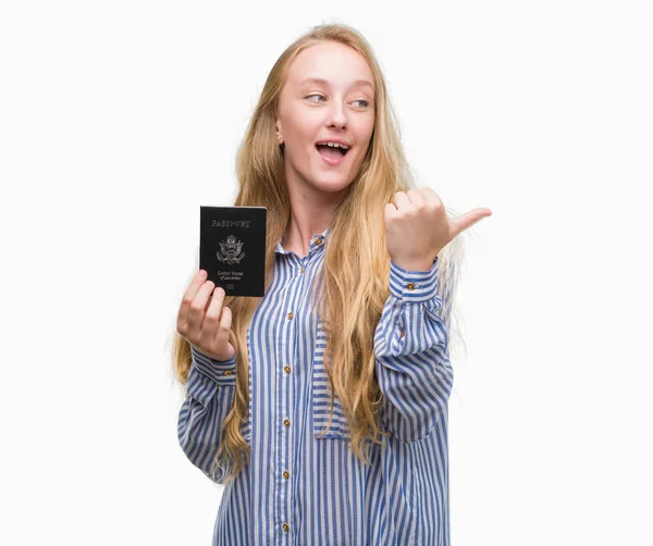 Mulher Adolescente Loira Segurando Passaporte Estados Unidos América Apontando Mostrando — Fotografia de Stock