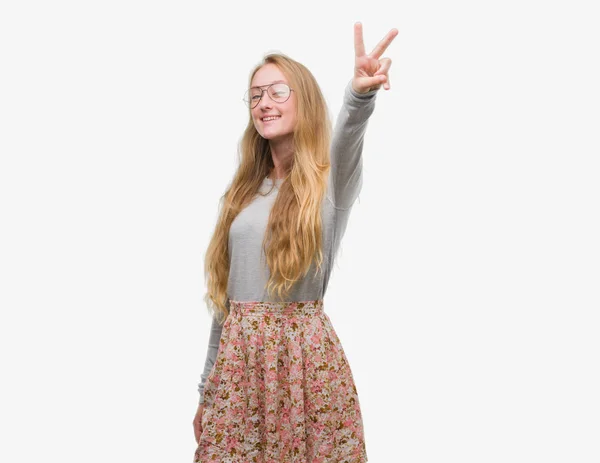 Blonde Teenagerin Mit Blumenrock Lächelt Die Kamera Und Zeigt Finger — Stockfoto