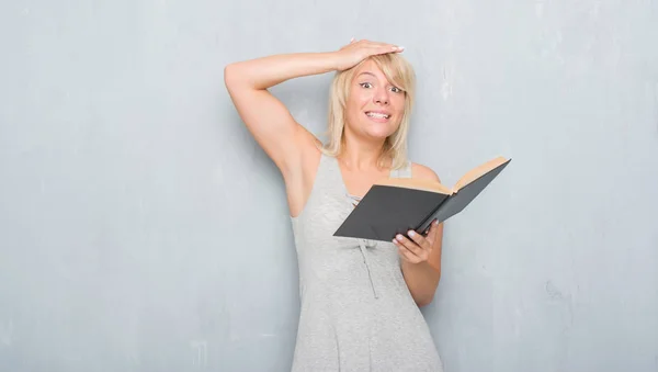 Mulher Adulta Caucasiana Sobre Parede Grunge Cinza Lendo Livro Estressado — Fotografia de Stock