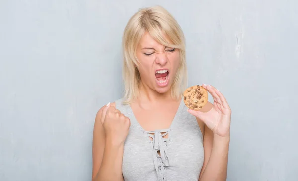 Mulher Adulta Branca Sobre Parede Grunge Cinza Comendo Panela Chocolate — Fotografia de Stock