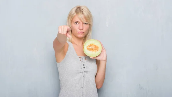 Femme Caucasienne Adulte Sur Mur Gris Grunge Mangeant Melon Cantaloup — Photo