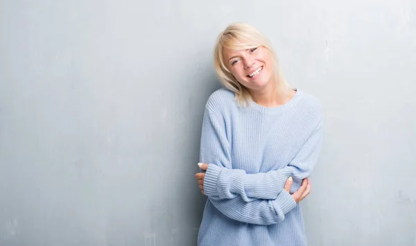 스웨터 카메라를 미소를 긍정적인 — 스톡 사진