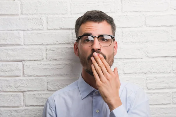 Joven Hombre Negocios Adulto Pie Sobre Pared Ladrillo Blanco Cubrir —  Fotos de Stock