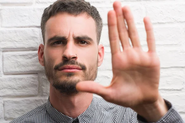 Jonge Volwassen Man Die Witte Bakstenen Muur Met Open Hand — Stockfoto