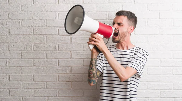 Junger Erwachsener Mann Mit Megafon Genervt Und Frustriert Schreit Vor — Stockfoto