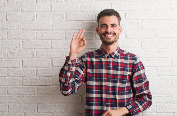 Ung Vuxen Man Står Över Vitt Tegel Vägg Leende Positiva — Stockfoto