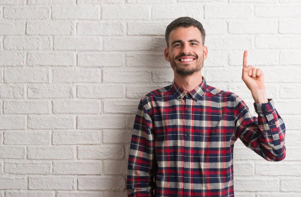 Genç Yetişkin Adam Gösterilen Parmak Gülümseyen Süre Bir Numara Ile — Stok fotoğraf
