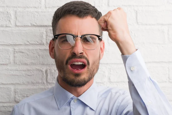 Jonge Volwassen Zakenman Permanent Witte Bakstenen Muur Boos Gefrustreerd Schreeuwen — Stockfoto