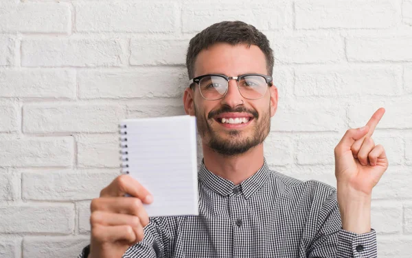 Hombre Adulto Joven Sosteniendo Portátil Pie Sobre Pared Ladrillo Blanco — Foto de Stock