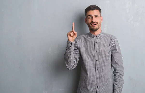 Homem Adulto Jovem Sobre Parede Grunge Cinza Apontando Dedo Para — Fotografia de Stock