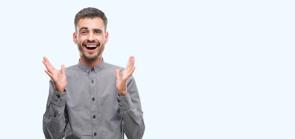 Jonge Hipster Man Vieren Gek Verbaasd Voor Succes Met Armen — Stockfoto