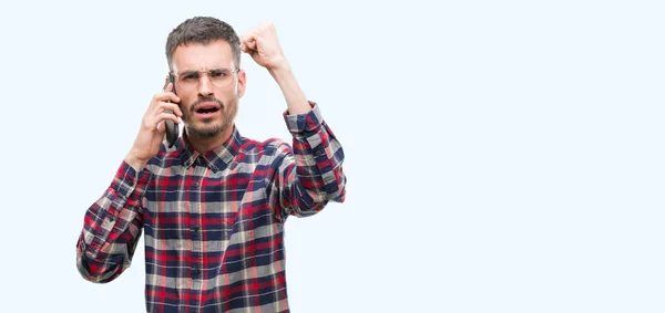 Homem Jovem Adulto Hipster Falando Telefone Irritado Frustrado Gritando Com — Fotografia de Stock