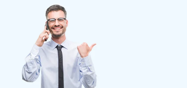 Jovem Homem Adulto Negócios Falando Telefone Apontando Mostrando Com Polegar — Fotografia de Stock