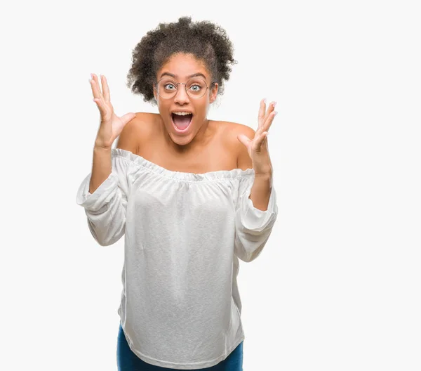 Mujer Afroamericana Joven Con Gafas Sobre Fondo Aislado Celebrando Loco — Foto de Stock