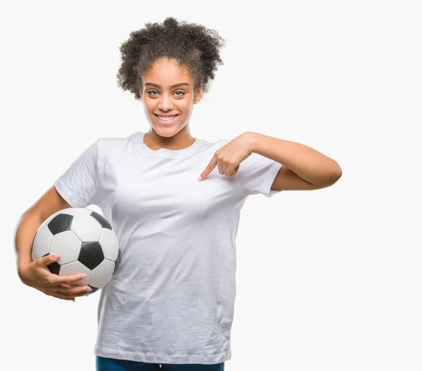 Genç Güzel Afro Amerikan Holding Futbol Futbol Topu Kendisi Için — Stok fotoğraf