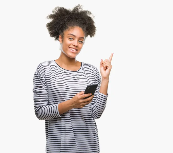 Jeune Afro Américaine Femme Textos Aide Smartphone Sur Fond Isolé — Photo