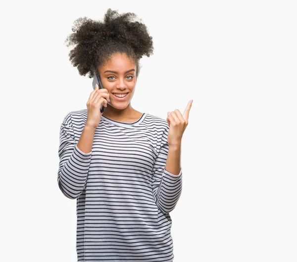 年轻的美国黑人妇女在电话上谈论孤立的背景非常高兴地指着手和手指的侧面 — 图库照片