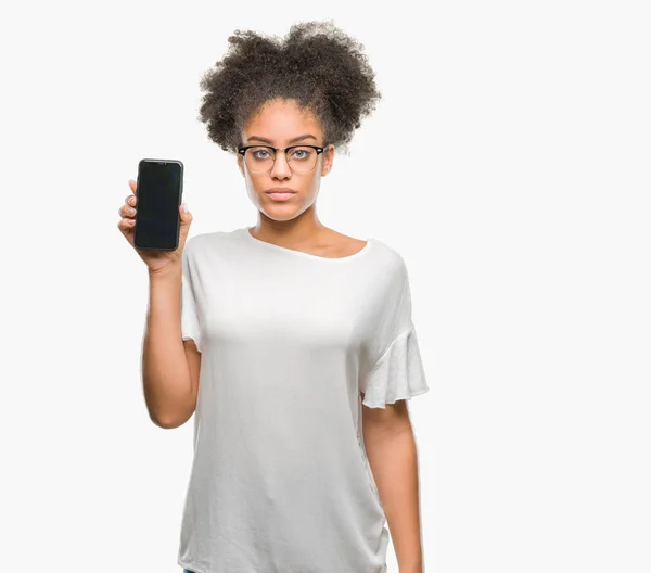 Jovem Bela Afro Americana Mostrando Tela Smartphone Sobre Fundo Isolado — Fotografia de Stock