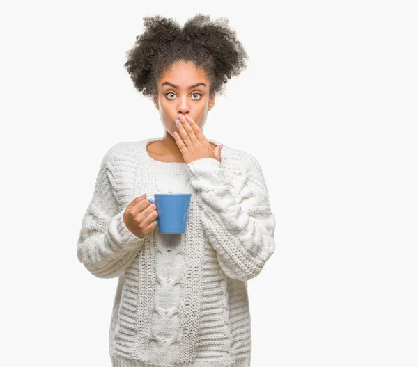 Fiatal Afro Amerikai Driking Csésze Kávé Fölött Elszigetelt Háttér Terjed — Stock Fotó
