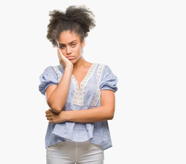 分離背景考えて見る若いアフロ アメリカ人女性の疲れや組んだ腕のうつ病問題で退屈 — ストック写真