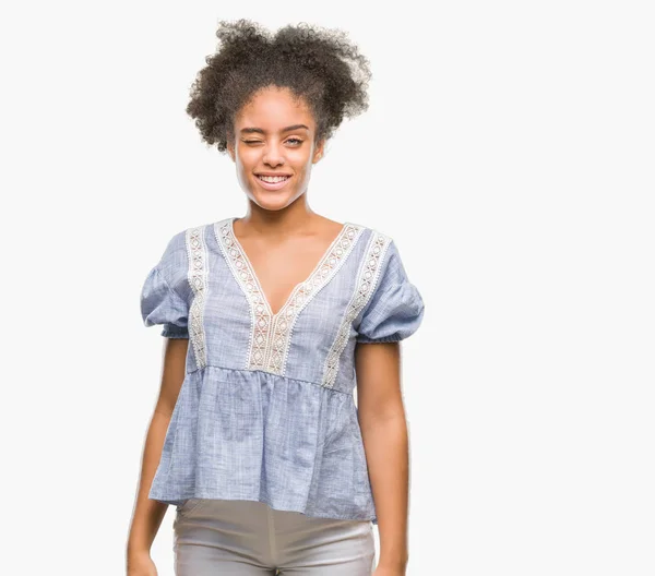 Unga Afro Amerikansk Kvinna Över Isolerade Bakgrund Winking Tittar Kameran — Stockfoto