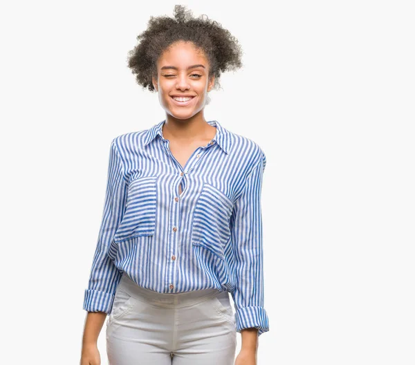 Joven Mujer Afroamericana Sobre Fondo Aislado Guiñando Ojo Mirando Cámara — Foto de Stock