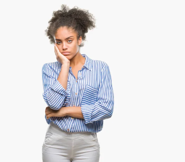 İzole arka plan düşünme seyir üzerinde genç afro Amerikalı kadın yorgun ve sıkılmış çapraz silah depresyon sorunları ile.