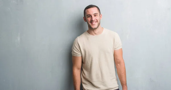 Young Caucasian Man Grey Grunge Wall Happy Face Standing Smiling — Stock Photo, Image