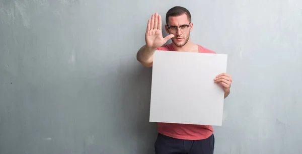 Genç Beyaz Adam Açık Eliyle Dur Işareti Ile Ciddi Kendine — Stok fotoğraf