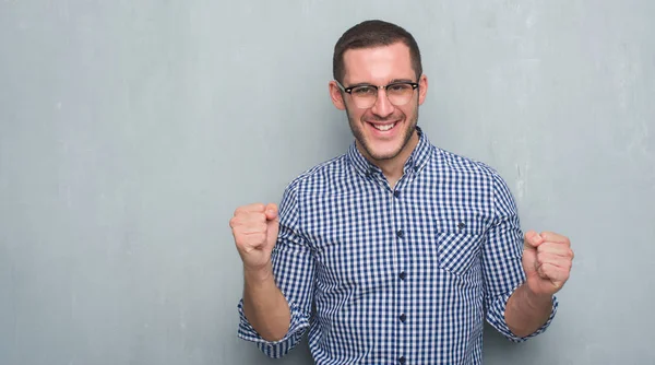 Jonge Kaukasische Zakenman Grijs Grunge Muur Schreeuwen Trots Vieren Overwinning — Stockfoto