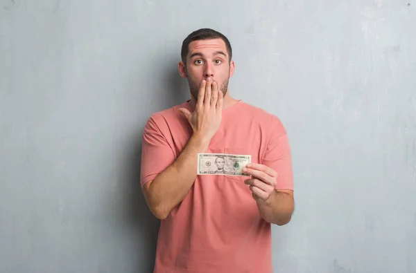 Joven Caucásico Hombre Sobre Gris Grunge Pared Mostrando Cinco Dólares — Foto de Stock