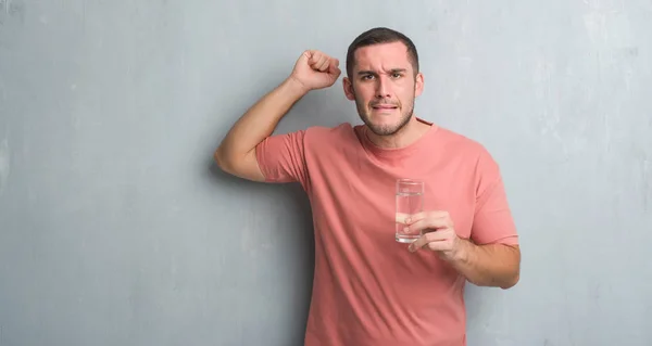 Jeune Homme Caucasien Sur Mur Gris Grunge Boire Verre Eau — Photo