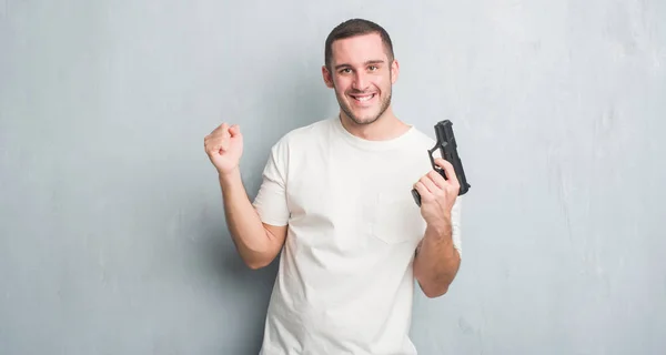 Jeune Homme Criminel Caucasien Sur Mur Gris Grunge Tenant Pistolet — Photo