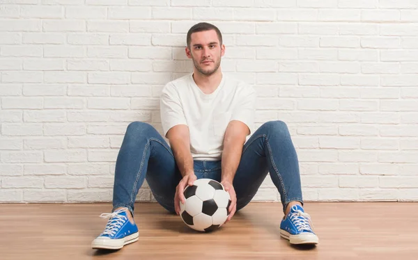 Молодий Білий Чоловік Сидить Над Білою Цегляною Стіною Тримає Футбольний — стокове фото