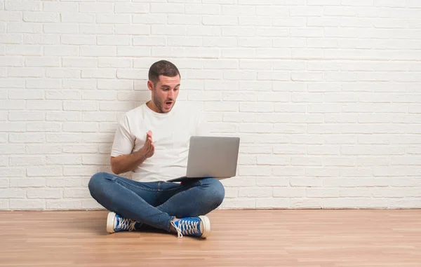 Joven Hombre Caucásico Sentado Sobre Pared Ladrillo Blanco Usando Computadora — Foto de Stock