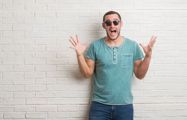 Young Caucasian Man Standing White Brick Wall Wearing Sunglasses Very — Stock Photo, Image