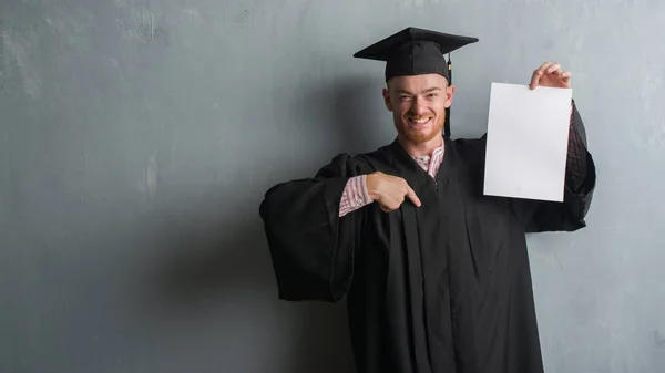 Mladá Zrzka Člověka Přes Zeď Šedá Grunge Uniformě Postgraduálním Vzděláním — Stock fotografie