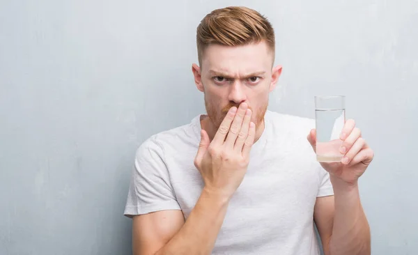 Joven Pelirrojo Sobre Gris Grunge Pared Beber Agua Cubrir Boca — Foto de Stock