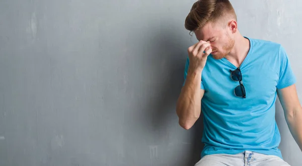 Young Redhead Man Grey Grunge Wall Wearing Casual Outfit Tired — Stock Photo, Image