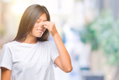 Genç Asyalı kadın izole arka burun ve göz yorgunluğu ve baş ağrısı duygu sürtünme yorgun yüzünden. Stres ve hayal kırıklığı kavramı.