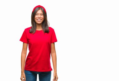 Genç Asyalı kadın yüzünde mutlu ve güzel bir gülümseme ile izole arka plan üzerinde. Şanslı kişi.