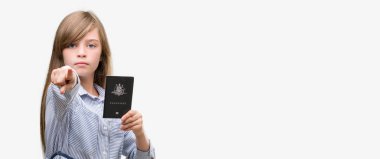 Genç Sarışın yürümeye başlayan çocuk holding Avustralya pasaportu kamera ve size, el işareti, pozitif ve kendinden emin bir jest ön parmak ile işaret