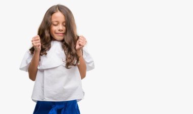 Esmer Latin kız silah ile başarı için heyecanlı zafer kutluyor gülümseyen kaldırdı. Kazanan kavramı.