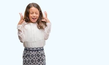 Esmer Latin kız deli ve silah ile başarı için deli kutluyor kaldırdı ve heyecanlı çığlık gözler kapalı. Kazanan kavramı