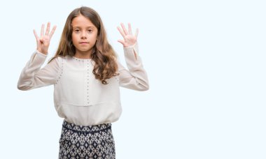 Gösterilen ve parmakları ile işaret esmer Latin kız numara 9 kendinden emin ve mutlu gülümseyerek süre.