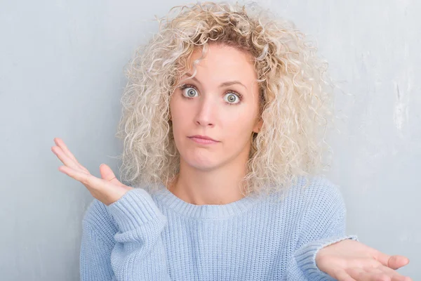 Jeune Femme Blonde Aux Cheveux Bouclés Sur Fond Gris Grunge — Photo