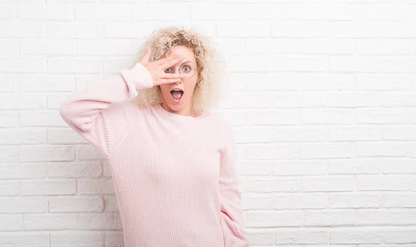 Junge Blonde Frau Mit Lockigem Haar Über Weißer Ziegelwand Die — Stockfoto