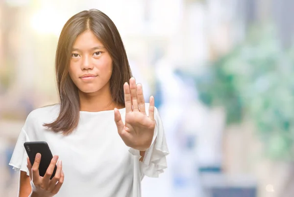 Junge Asiatische Frau Sms Mit Smartphone Über Isolierten Hintergrund Mit — Stockfoto